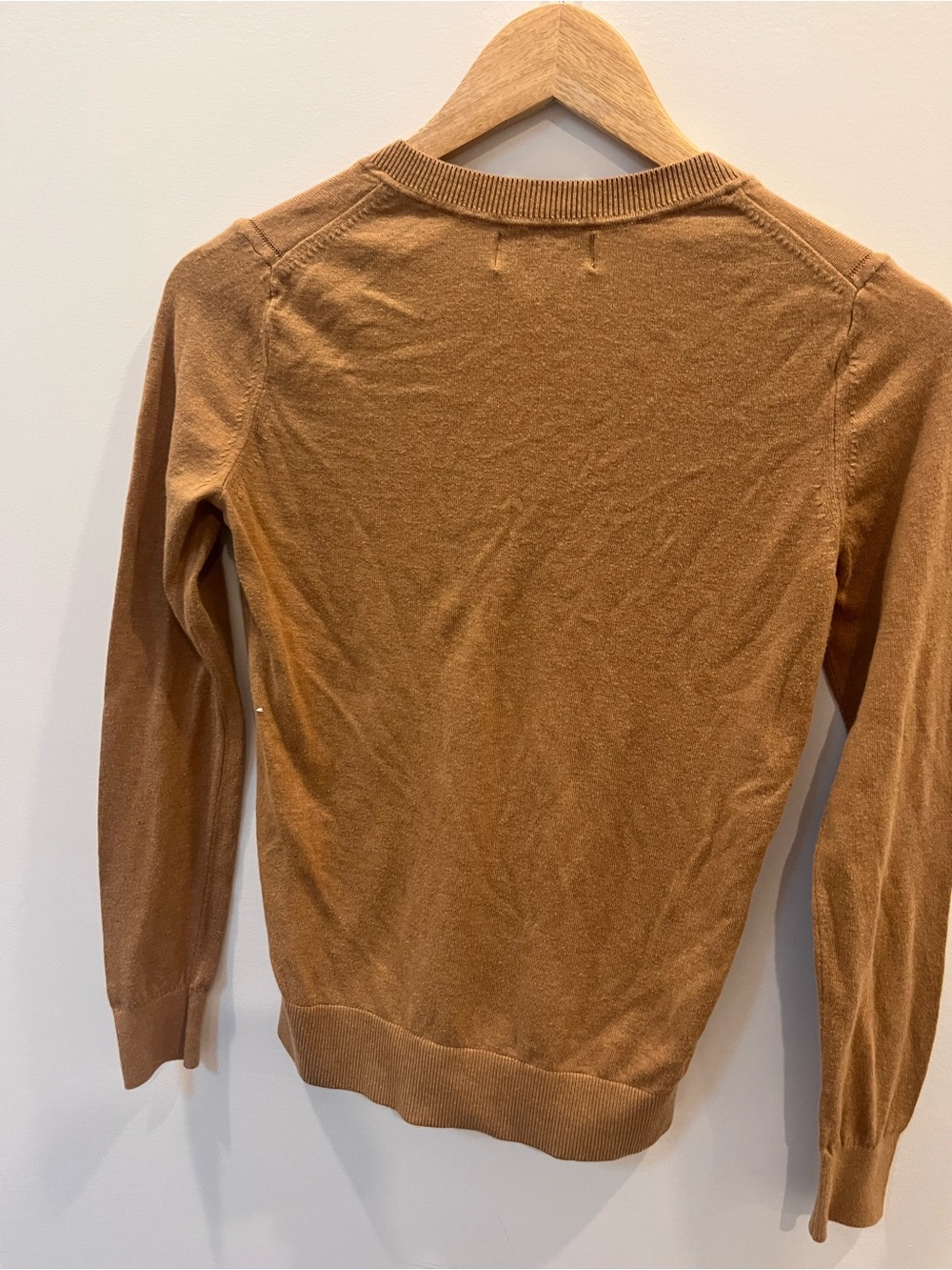 Banana Republic V-Neck Sweater in Camel - Picture 3 of 3